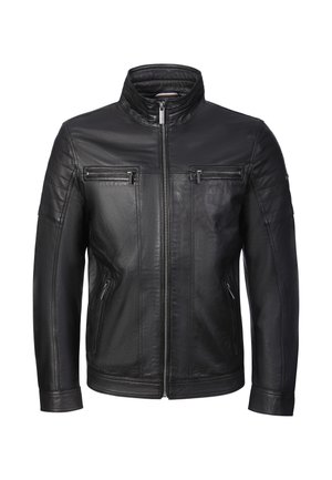 Chaqueta de cuero negra con cuello alto, cremallera frontal, dos bolsillos con cremallera en el pecho y dos bolsillos laterales con cremallera, con detalles acolchados en los hombros.