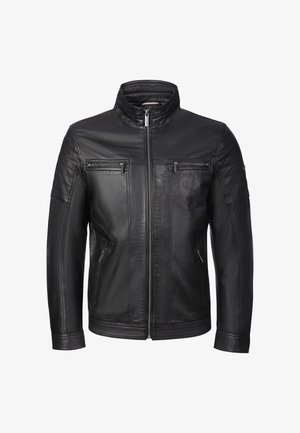 Chaqueta de cuero negra con cuello alto, cremallera frontal, dos bolsillos con cremallera en el pecho y dos bolsillos laterales con cremallera, con detalles acolchados en los hombros.