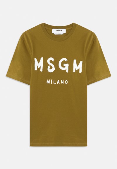 Ελαιώδους πράσινου βαμβακερό T-shirt με λευκή, εκτυπωμένη γραφή "MSGM" και "MILANO" στο μπροστινό μέρος. Στρογγυλή λαιμόκοψη και κοντά μανίκια.