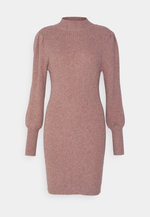 Robe en tricot côtelé texturé dans un doux rose, avec un col montant, des manches bouffantes et une silhouette ajustée, arrivant au-dessus du genou.
