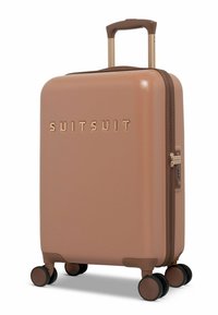 Harde koffer in lichtbruin met een gladde textuur, gouden accenten, een uitschuifbare handgreep en vier zwarte wielen voor mobiliteit.
