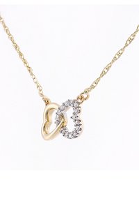 Halskette aus goldfarbenem Metall mit ineinandergreifenden, herzförmigen Anhängern; einer glatt in Gold und der andere mit kleinen silbernen Perlen verziert.