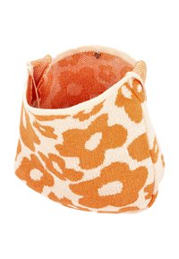 Strikstof tas i orange blomstermønster på en cremefarvet baggrund, med en rund form og små håndtag på siderne.
