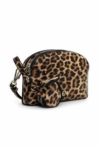 Borsa cosmetica a stampa leopardata con forma arrotondata, zip nera e pochette staccabile. Realizzata in materiale testurizzato con dettagli in hardware dorato.