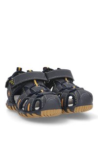 Sandalias azul marino con diseño abierto, acentos amarillos y correas ajustables. Cuenta con suela de goma y puntera reforzada para mayor durabilidad.