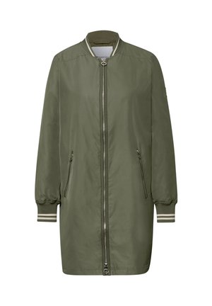 Długa oliwkowozielona kurtka typu bomber z przednim zamkiem błyskawicznym, zapinanymi na zamek kieszeniami bocznymi, ściągaczem przy kołnierzu i mankietami z białymi paskami.