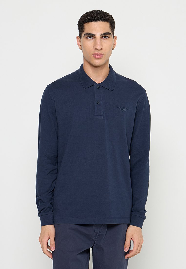 Marineblaues Langarm-Polo-Shirt aus weichem Stoff mit einer Zwei-Knopf-Leiste, subtilem Logo-Detail auf der Brust und klassischem Kragen-Design.