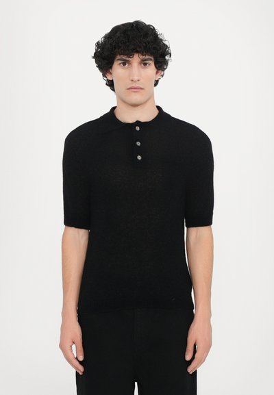 Schwarzer Kurzarm-Polo-Pullover aus weichem, strukturiertem Stoff. Mit Kragen und einer Knopfleiste mit vier Knöpfen. Slim-Fit-Design.
