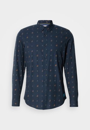 Chemise bleu marine à boutons avec un motif floral subtil en rouge, jaune et bleu. Elle a un col standard et des manches longues. Texture de tissu douce.