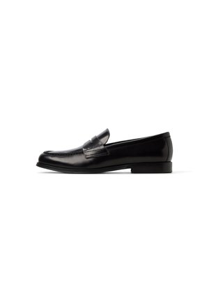 Zwarte leren loafers met een gladde afwerking, voorzien van een gestikte neus, een decoratieve frontband en een lage, platte hak.