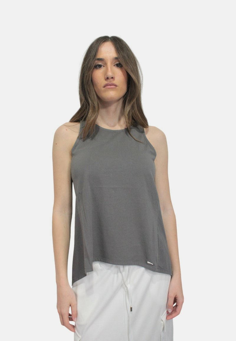 Top grigio senza maniche in tessuto morbido, vestibilità comoda, scollatura rotonda, drappeggio morbido, fessura laterale, con piccolo logo all'orlo. Adatto per l'abbigliamento informale.