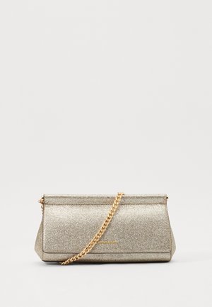 Petit sac pochette argenté pailleté avec une chaîne dorée et un logo discret doré de la marque sur le devant.