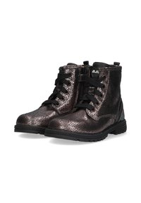 Par de botas de tobillo metalizadas de color marrón oscuro con cordones, cremallera lateral y superficie texturizada sobre un fondo blanco.