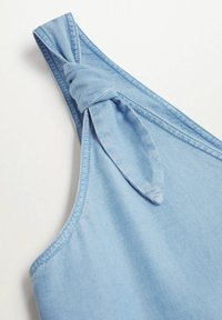 Haut sans manches bleu clair avec un détail de nœud en tissu sur la bretelle droite, coutures sans couture le long des bords.