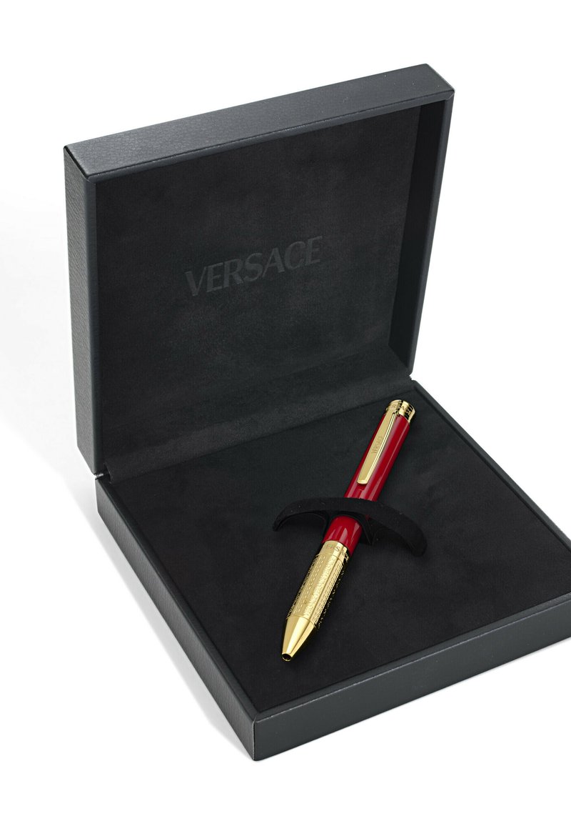Rode pen met gouden accenten in een zwart fluwelen doos. Beschikt over een gestructureerde grip, gouden clip en logo detail op de cilinder.