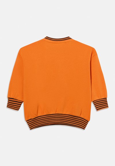 Sudadera naranja de manga larga con puños y dobladillo con rayas negras y naranjas acanaladas, vista desde atrás.