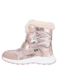Bottines métalliques roses avec finition en fausse fourrure, accent étoile et deux bandes Velcro. Elles comportent une semelle blanche en caoutchouc et des détails imperméables.
