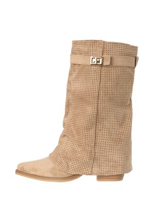 Tanfarvet ruskindsstøvle til midt på læggen med perforeret design, lav, stablet hæl, spids tå og dekorativ rem med spænde i guldfarve.