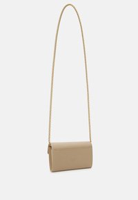 Bolsa de ombro em pele beige com uma textura suave. Apresenta uma alça de corrente dourada e uma forma retangular simples. Sem padrões visíveis ou adornos.
