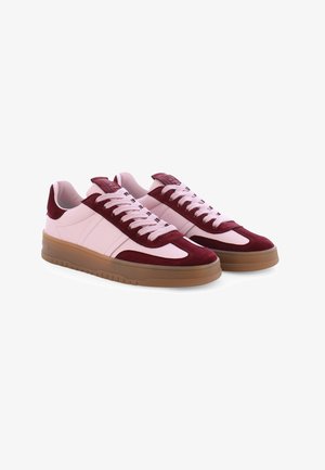 Sneaker mit einem Obermaterial aus pinkfarbenem Leder und burgunderfarbenen Wildleder-Elementen. Besonderheiten sind runde Schnürsenkel, eine dicke Gummisohle und kontrastierende Elemente.
