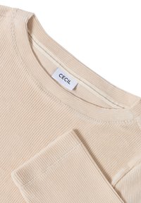 Beige gestreiftes Langarmshirt mit Rundhalsausschnitt und angenähtem weißen Etikett mit der Aufschrift "CECIL" im Kragen.