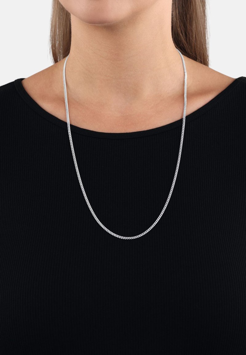 Silverkedja med en slät, texturerad yta som hänger ner från en svart ribbad topp, med en enkel, avlång design.