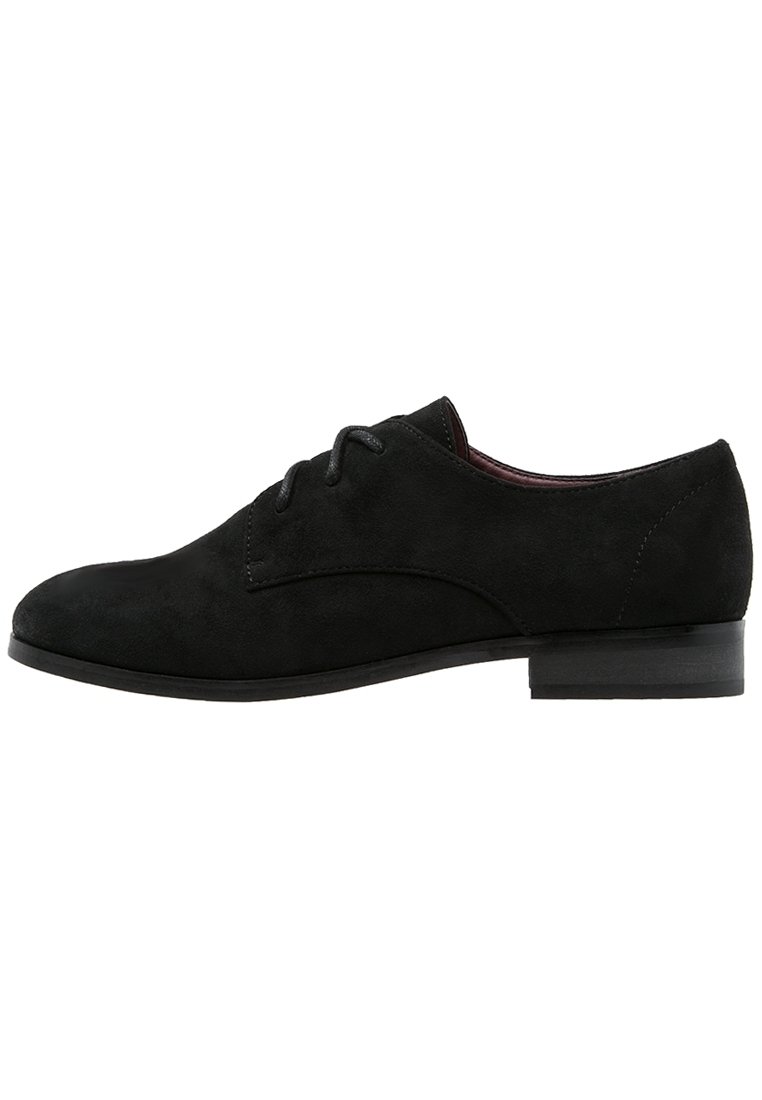 Chaussure à lacets en suede noir avec un bout arrondi, des détails de couture subtils et un talon bas et plat. Texture lisse avec un design minimaliste.