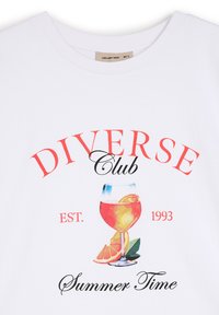 Biała bawełniana koszulka z kolorowym nadrukiem przedstawiającym szklankę z napojem i cytrusami oraz tekstem "DIVERSE Club EST. 1993 Summer Time".