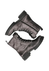 Bottines noires métalliques avec une finition texturée, lacets à l'avant, fermeture éclair sur le côté et semelle en caoutchouc épaisse.