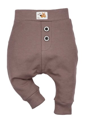 Bruine katoenen babybroek met geribde tailleband, twee decoratieve knopen en een label met een cartoonhond-illustratie. Zachte textuur, taps toelopend ontwerp.