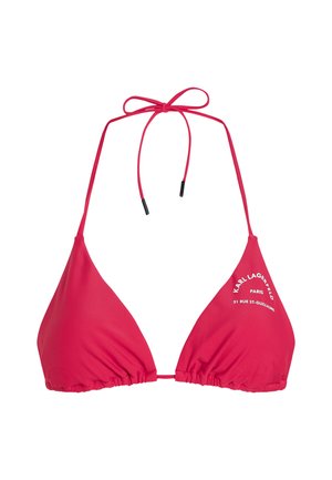 Czerwony bikini top w kształcie trójkąta z cienkimi ramiączkami, marszczonymi brzegami i logo nadrukowanym po lewej stronie. Gładki materiał, minimalistyczny design.