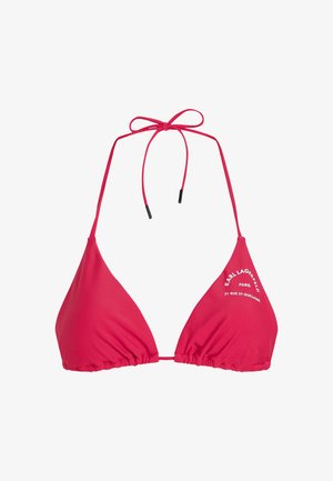 Czerwony bikini top w kształcie trójkąta z cienkimi ramiączkami, marszczonymi brzegami i logo nadrukowanym po lewej stronie. Gładki materiał, minimalistyczny design.