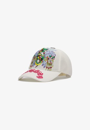 Gorra de béisbol de malla blanca con bordado colorido de calaveras y temática pirata, con una visera curva y el texto "Mafiaty" en rojo.