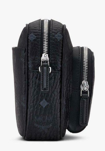Borsa a tracolla in pelle nera con texture, dotata di due cerniere in argento e motivo con logo MCM in rilievo.