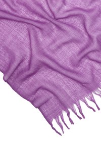 Fioletowy szalik wykonany z lekkiego, teksturowanego materiału z postrzępionymi brzegami. Tkanina ma delikatny połysk i miękką, zwiewną teksturę.