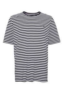 Krátký rukáv černobílý pruhovaný tričko s kulatým výstřihem a malým červeným, bílým a modrým logem na levé hrudi.