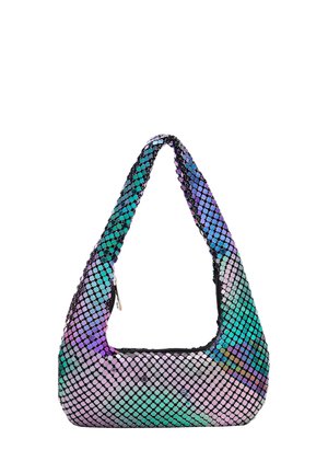 Borsa a spalla olografica con bordi neri, caratterizzata da una forma curvata e un motivo a mosaico di esagoni iridescenti in verde, blu e viola.