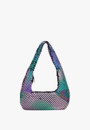 Holograficzna torba na ramię z czarnymi wykończeniami, o zaokrąglonym kształcie i mozaikowym wzorze z irydyscentnych heksagonów w kolorze zielonym, niebieskim i fioletowym.