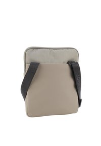 Borsa quadrata in materiale sintetico grigio chiaro, con patta morbida beige, tracolla regolabile nera e design minimalista con texture liscia.
