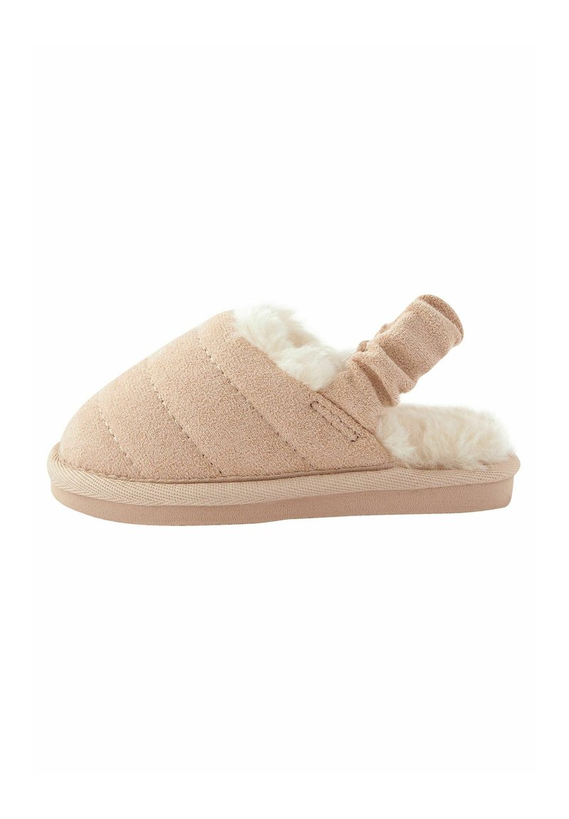 Pantoufle beige à enfiler avec doublure en fourrure douce, dessus texturé et boucle élastique à l'arrière. Forme élégante et profilée avec une semelle plate.
