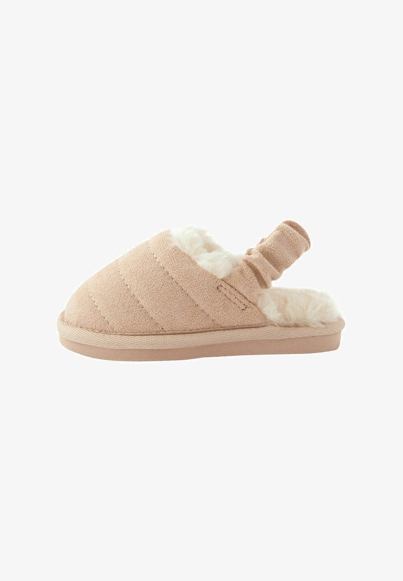 Beige színű slip-on papucs puha szőrme béléssel, texturált felső résszel és elasztikus hurokkal a hátulján. Sleek, kontúros forma sima talppal.