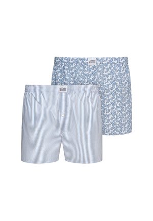 Zwei Paar Herrenboxershorts, eines mit blauen vertikalen Streifen und das andere mit einem blauen Paisley-Muster, beide mit elastischem Bund und vorderen Knöpfen.