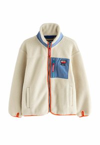 Veste en polaire beige avec un col montant, une poche bleue contrastante et une fermeture éclair orange. Possède des poches latérales et un tissu texturé.