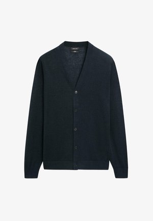 Tmavě námořnicky modrý svetr s výstřihem do V, dlouhými rukávy a pěti předními knoflíky, zobrazený na bílém pozadí.