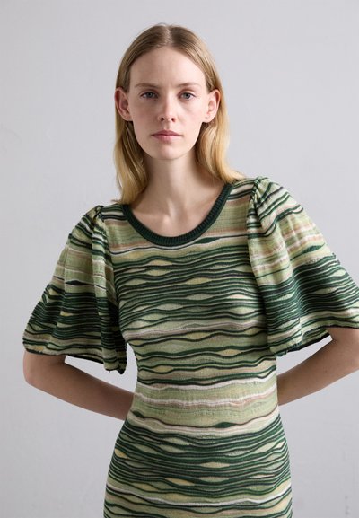 Vestito a maglia con maniche corte in verde e beige a righe ondulate, caratterizzato da maniche a sbuffo e scollatura rotonda, realizzato in un tessuto a maglia testurizzato.