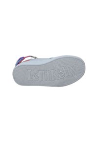 Suola di sneaker bianca con grip texturizzato, presenta il logo "Lelli Kelly", accenti blu e rosa, e una cinghia colorata a forma di perline.