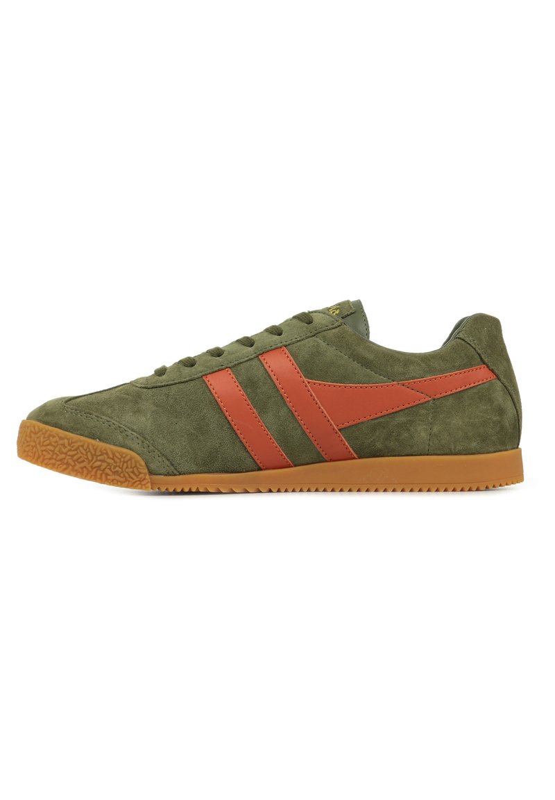 Sneaker verde in suede con strisce arancioni, suola in gomma texturizzata, design con lacci e silhouette bassa.