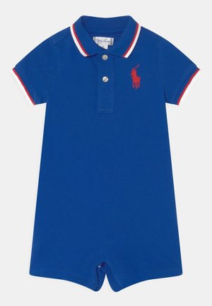 Niebieski kombinezon dla niemowląt z krótkim rękawem, kołnierzykiem polo, dwoma guzikami, czerwono-białą lamówką oraz czerwonym haftowanym logo gracza polo na piersi.