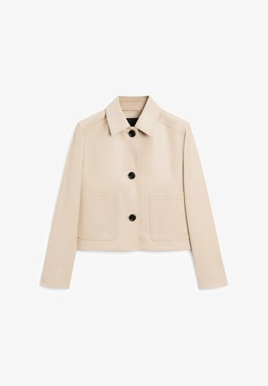 Beige verkürzte Jacke aus glattem Stoff, mit einem Reverskragen, Knopfverschluss vorne und zwei großen Fronttaschen. Schwarze Knöpfe betonen das Design.