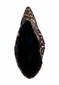 Puntige laars met luipaardprint, voorzien van een zachte stofstructuur en een donkere binnenkant. Strak ontwerp, zonder zichtbare hardware of accenten.